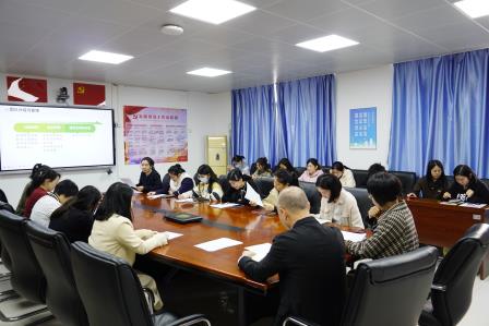 聚焦数智化教学改革与专业成长——凤光小学召开新学期青年教师工作室会议 