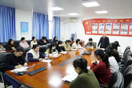 聚焦数智化教学改革与专业成长——凤光小学召开新学期青年教师工作室会议 