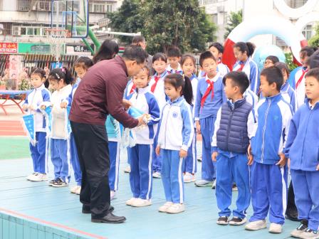 表彰标兵树榜样，领养新习启新程——罗芳小学举行“好习惯”领养仪式