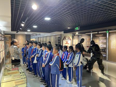 洪湖小学“每周半天计划”：探秘中医药文化馆，开启非遗传承与现代科技的交融之旅