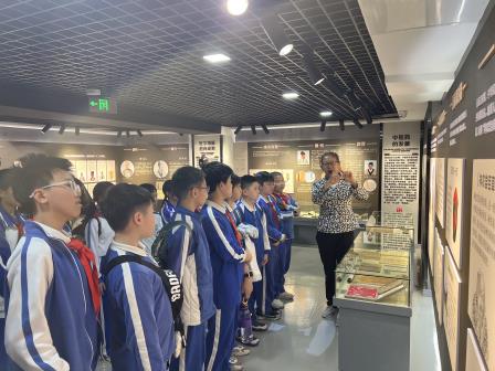 洪湖小学“每周半天计划”：探秘中医药文化馆，开启非遗传承与现代科技的交融之旅