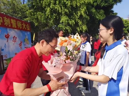 华英学校隆重举行2025届中考百日冲刺誓师大会