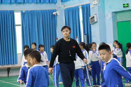 蜕变启新篇，精筑绘未来——区教科院到罗芳小学开展2024新教师“十项基本功”达标过关行动