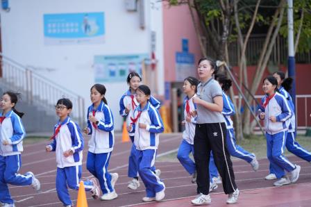 逐风趣野，智行山海 ——深圳市梧桐小学逐风趣野多元素养校本课程点燃学子运动激情