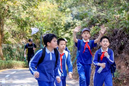 碧波小学“二十公里远足拉练”淬炼成长之路：以步履为笔书写少年华章