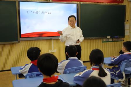 从“心”出发   书记在思政课上这样谈“幸福”