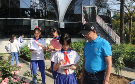 人民公园月季香，“活力少年” 探自然 —— 人民小学开展 “每周半天” 校外研学实践计划