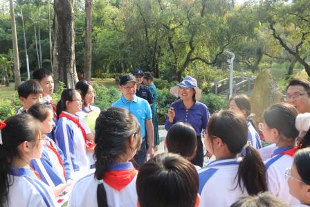 人民公园月季香，“活力少年” 探自然 —— 人民小学开展 “每周半天” 校外研学实践计划