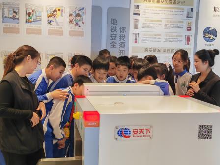 罗湖未来学校“每周半天计划”——少年警营探秘，守护安全与梦想