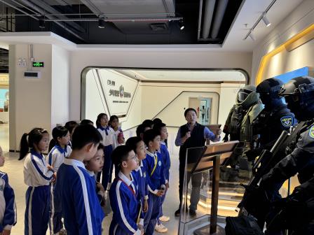 罗湖未来学校“每周半天计划”——少年警营探秘，守护安全与梦想
