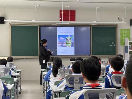 智慧校园齐探秘，魔法剪辑展创意——信息科技公开课引领学生数字素养提升