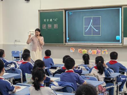 东晓小学开展翠园东晓教育集团汤文钦写字教育研究中心研讨课活动