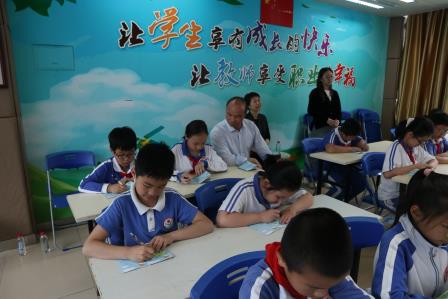 “拥抱每一种独特”——新秀小学举行2025 年世界自闭症日主题活动