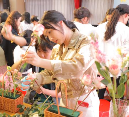 让生活 “花” 开 ，育美好 “心” 光——深圳市红桂小学举行教职工插花培训