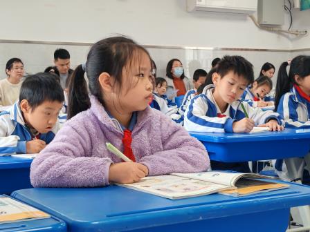 推门问诊锤炼新师功 集智教研共筑优课堂 ——深圳市梧桐小学开展新教师推门听课活动