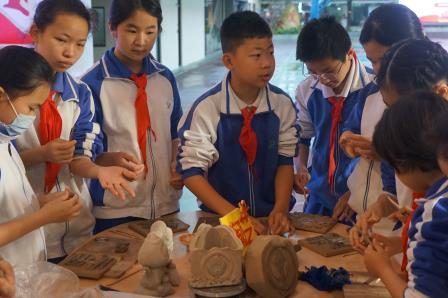 六十二年传承路，“锋”火燎原少年志 ——罗湖小学举行2025学雷锋月主题活动启动仪式