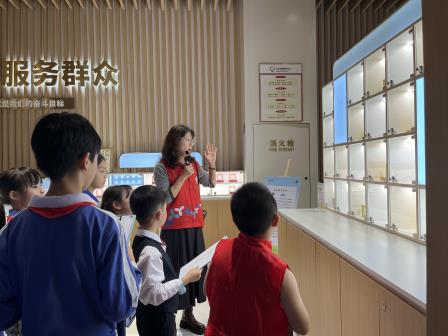 七彩志愿‘贝’有爱·雷锋精神代代传 ——翠北实验小学开展探访水贝党群服务中心“行走的思政课”实践活动（第20期）
