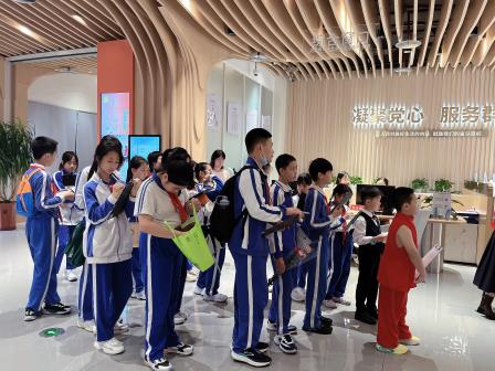 七彩志愿‘贝’有爱·雷锋精神代代传 ——翠北实验小学开展探访水贝党群服务中心“行走的思政课”实践活动（第20期）