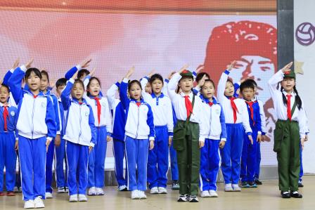 深圳市仙桐实验小学举行“向雷锋叔叔学习”主题升旗仪式