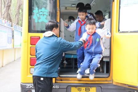 景园实验小学开展校车安全应急演练活动
