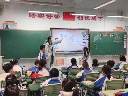 视导赋能指方向 精准把脉促提升——区教科院专家到红桂小学开展教学视导活动