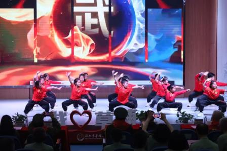 战斗英雄走进草埔小学传承雷锋精神