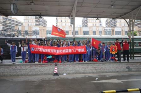 战斗英雄走进草埔小学传承雷锋精神
