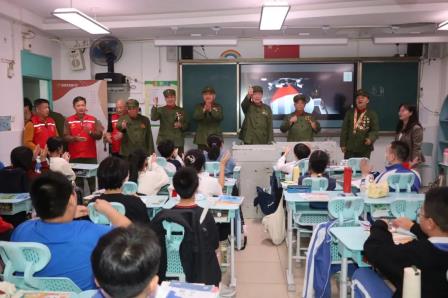 战斗英雄走进草埔小学传承雷锋精神