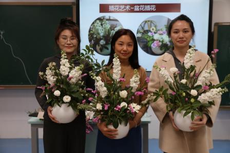三八佳节共赏美，同赴花漾好时光——罗湖小学开展“庆三八”插花活动