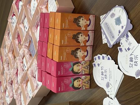 华英学校隆重庆祝国际妇女节慰问女教职工