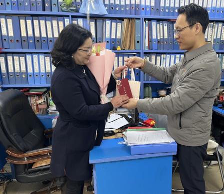 华英学校隆重庆祝国际妇女节慰问女教职工