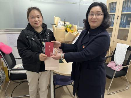 华英学校隆重庆祝国际妇女节慰问女教职工