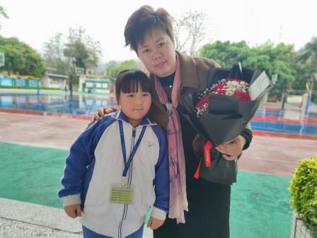 华英学校隆重庆祝国际妇女节慰问女教职工