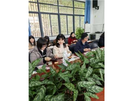 翠竹女教师巧手串幸福——翠竹外国语实验学校举办三八妇女节珍珠手链DIY活动