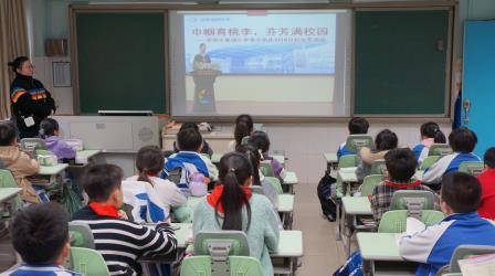 巾帼育桃李，芬芳满校园 ——深圳市南湖小学欢庆国际妇女节