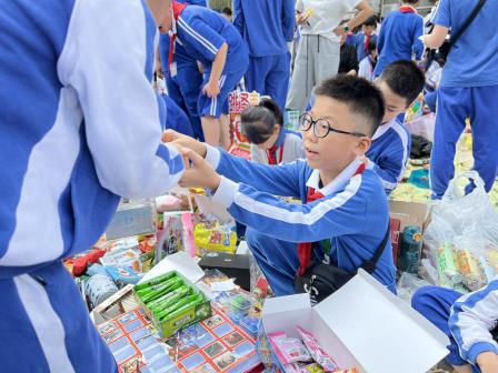 文德学校成功举办第二届“绿色校园，资源共享”跳蚤市场活动