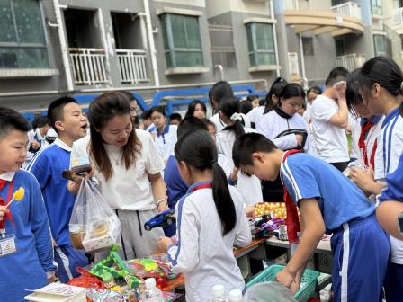 文德学校成功举办第二届“绿色校园，资源共享”跳蚤市场活动
