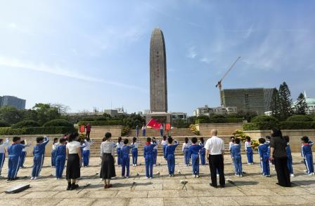 祭先烈英魂  绘美育红章 ——深圳市向西小学“行走的思政课”在烈士陵园祭扫活动中开展