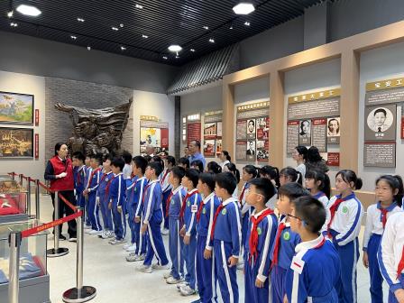 祭先烈英魂  绘美育红章 ——深圳市向西小学“行走的思政课”在烈士陵园祭扫活动中开展