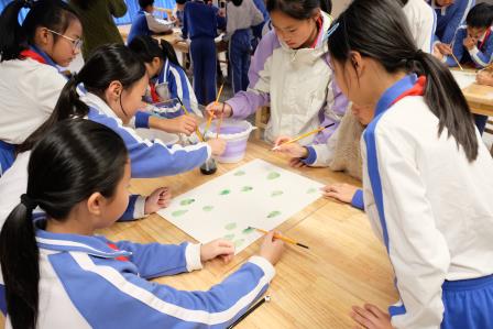 指尖植趣，笺藏自然——深圳市莲南教育集团安芳小学“每周半天计划”蓝晒书签实践课堂