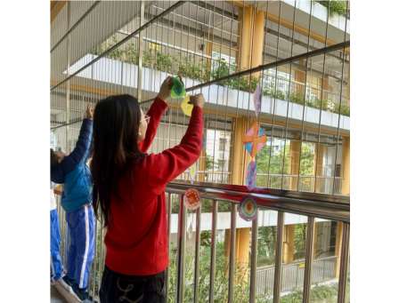 当走廊变身画廊：深圳市向西小学开展校园美育实践活动