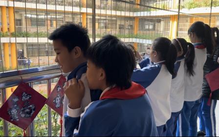当走廊变身画廊：深圳市向西小学开展校园美育实践活动