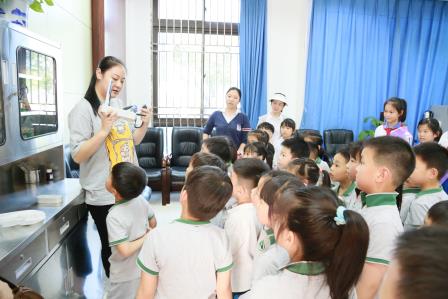 深圳市莲南教育集团安芳小学与安馨幼儿园、曦龙山庄幼儿园开展小幼衔接活动
