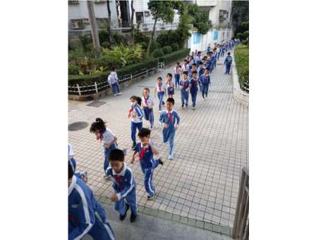 凤光小学开展消防安全疏散演练