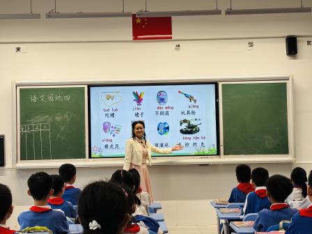 东晓小学开展名师公开课为青年教师成长“引路”