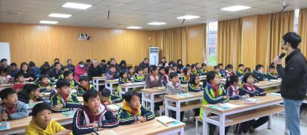 智慧送教 同心同行——罗芳小学赴怀集中洲镇中心小学开展“名优教师示范+AI赋能”送教送培活动