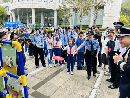 廉政知识记心中，少年警营树新风