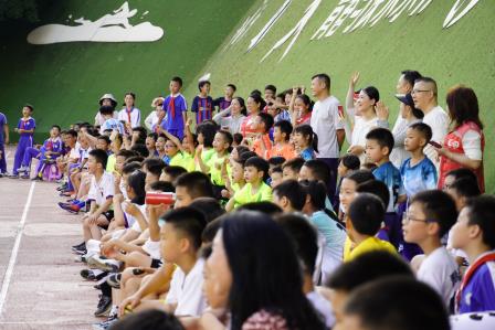 深圳市凤光小学第十届“校长杯”足球嘉年华暨毕业班篮球赛隆重开幕