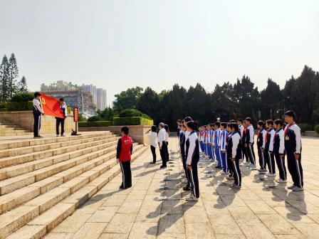 华英学校党支部组织师生赴深圳烈士陵园进行清明祭扫活动
