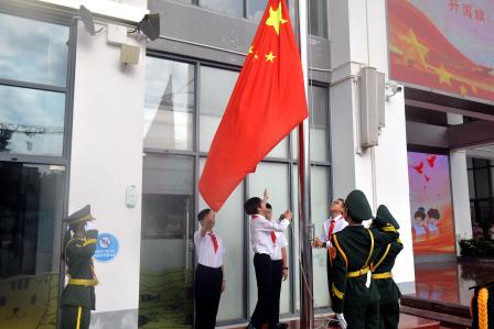 与书为伴，做幸福读书人 ——主题升旗仪式（第十一周)
